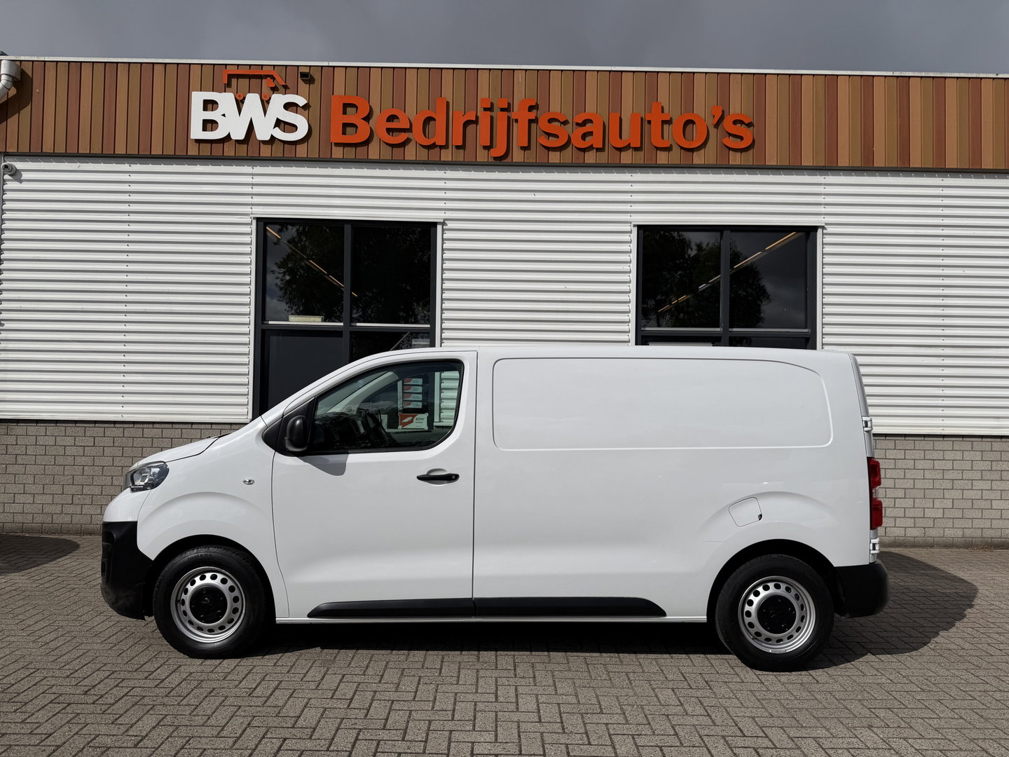 Peugeot Expert 1.5 BlueHDI L2H1 120pk Standard Premium / vaste prijs rijklaar € 11.950 ex btw / euro 6 / bpm vrij / lease vanaf € 201 / airco / cruise / navi / camera / pdc achter !