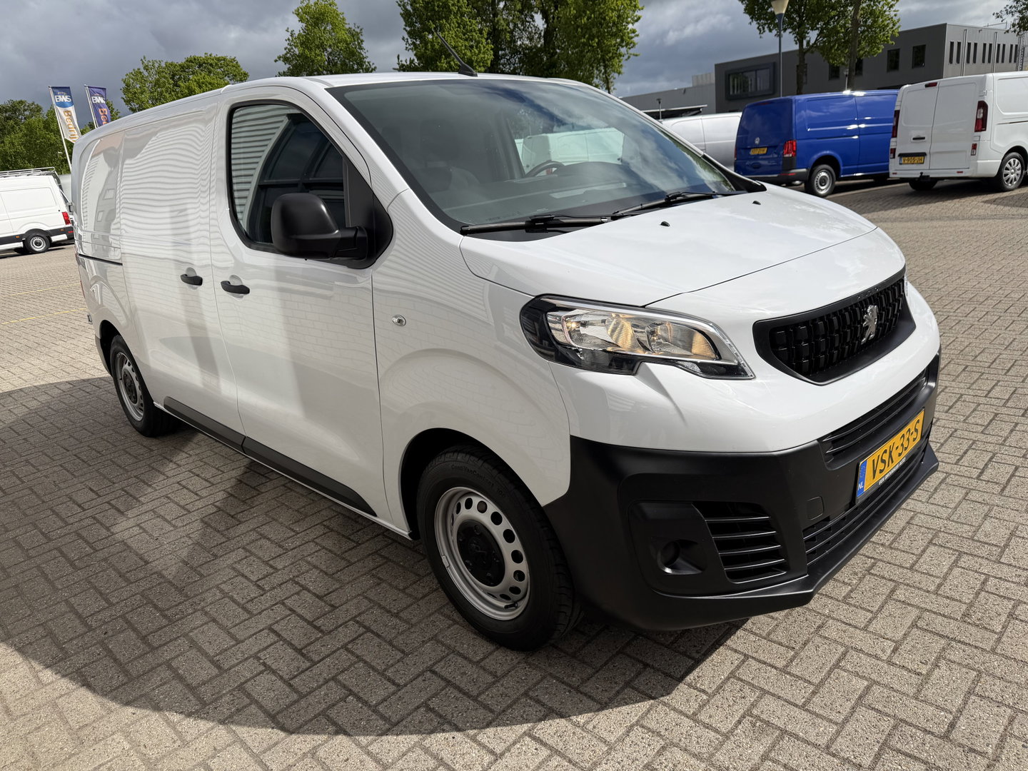 Peugeot Expert 1.5 BlueHDI L2H1 120pk Standard Premium / vaste prijs rijklaar € 11.950 ex btw / euro 6 / bpm vrij / lease vanaf € 201 / airco / cruise / navi / camera / pdc achter !