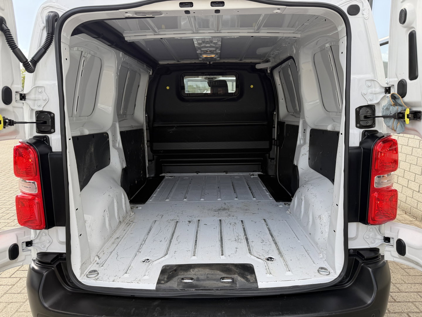 Peugeot Expert 1.5 BlueHDI L2H1 120pk Standard Premium / vaste prijs rijklaar € 11.950 ex btw / euro 6 / bpm vrij / lease vanaf € 201 / airco / cruise / navi / camera / pdc achter !