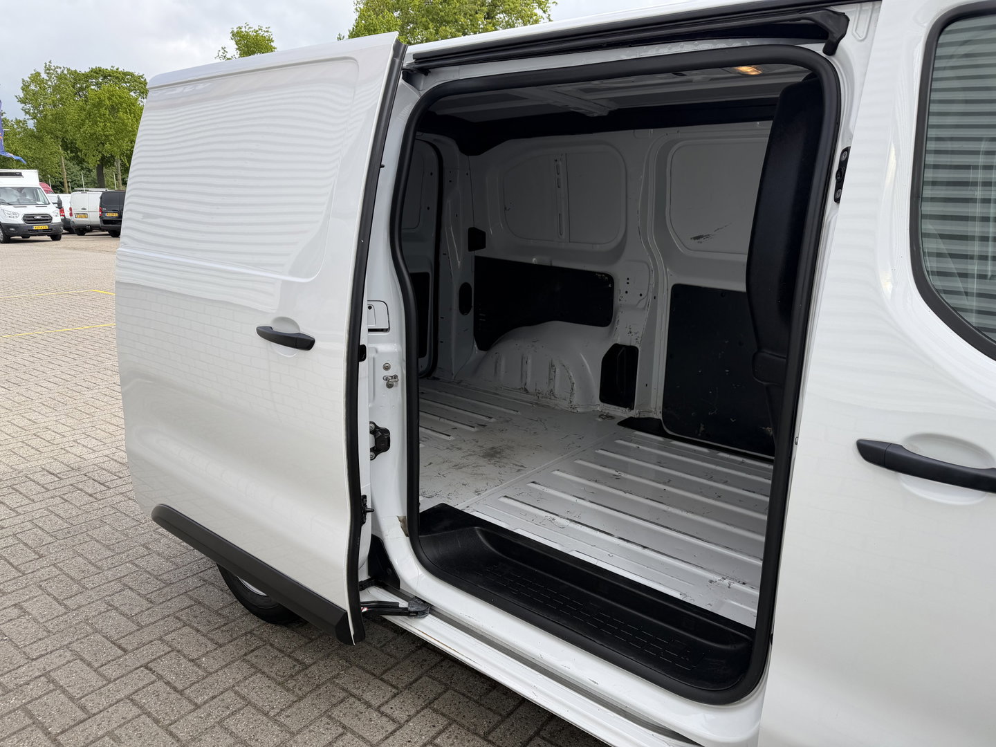 Peugeot Expert 1.5 BlueHDI L2H1 120pk Standard Premium / vaste prijs rijklaar € 11.950 ex btw / euro 6 / bpm vrij / lease vanaf € 201 / airco / cruise / navi / camera / pdc achter !
