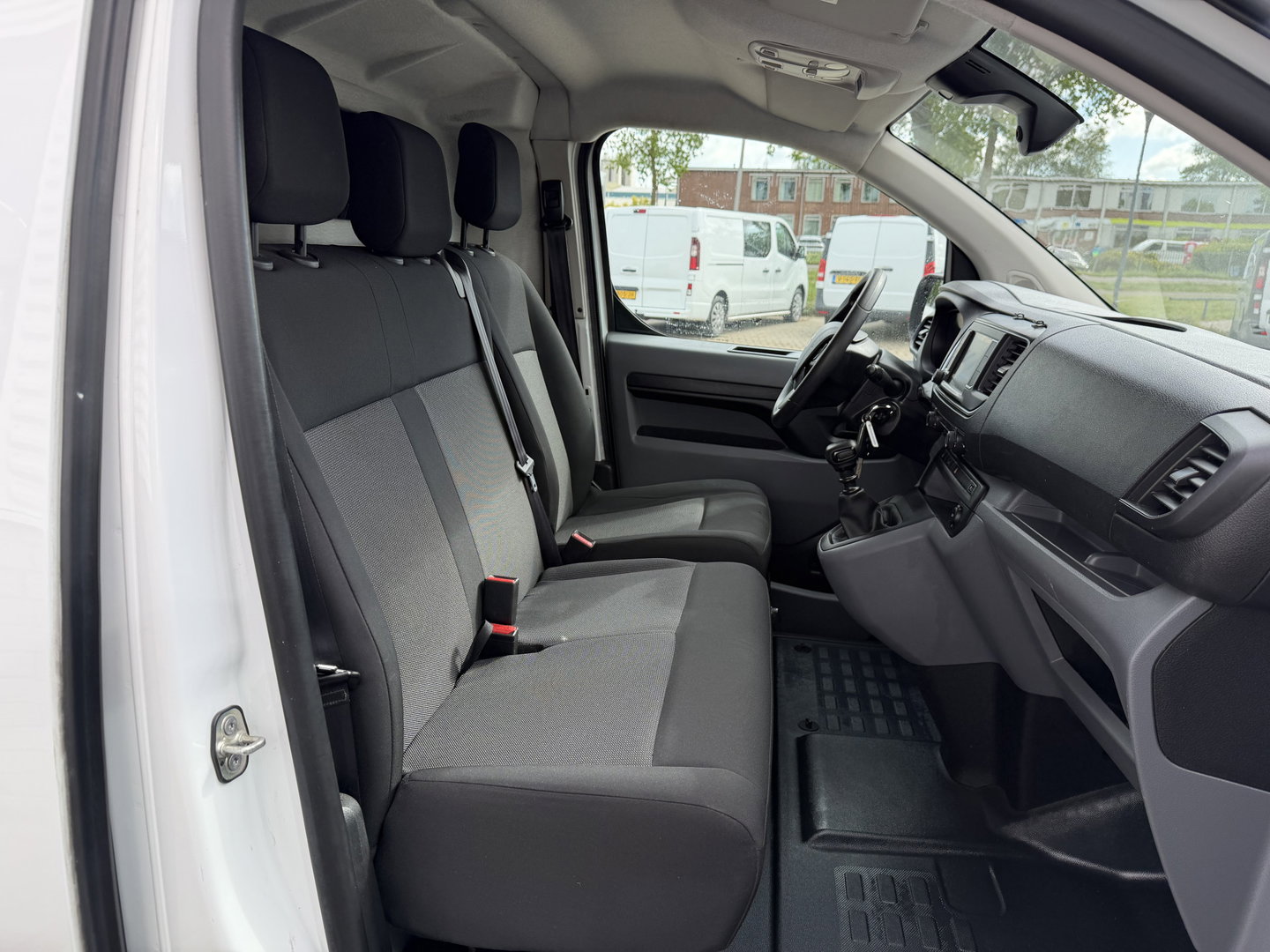 Peugeot Expert 1.5 BlueHDI L2H1 120pk Standard Premium / vaste prijs rijklaar € 11.950 ex btw / euro 6 / bpm vrij / lease vanaf € 201 / airco / cruise / navi / camera / pdc achter !