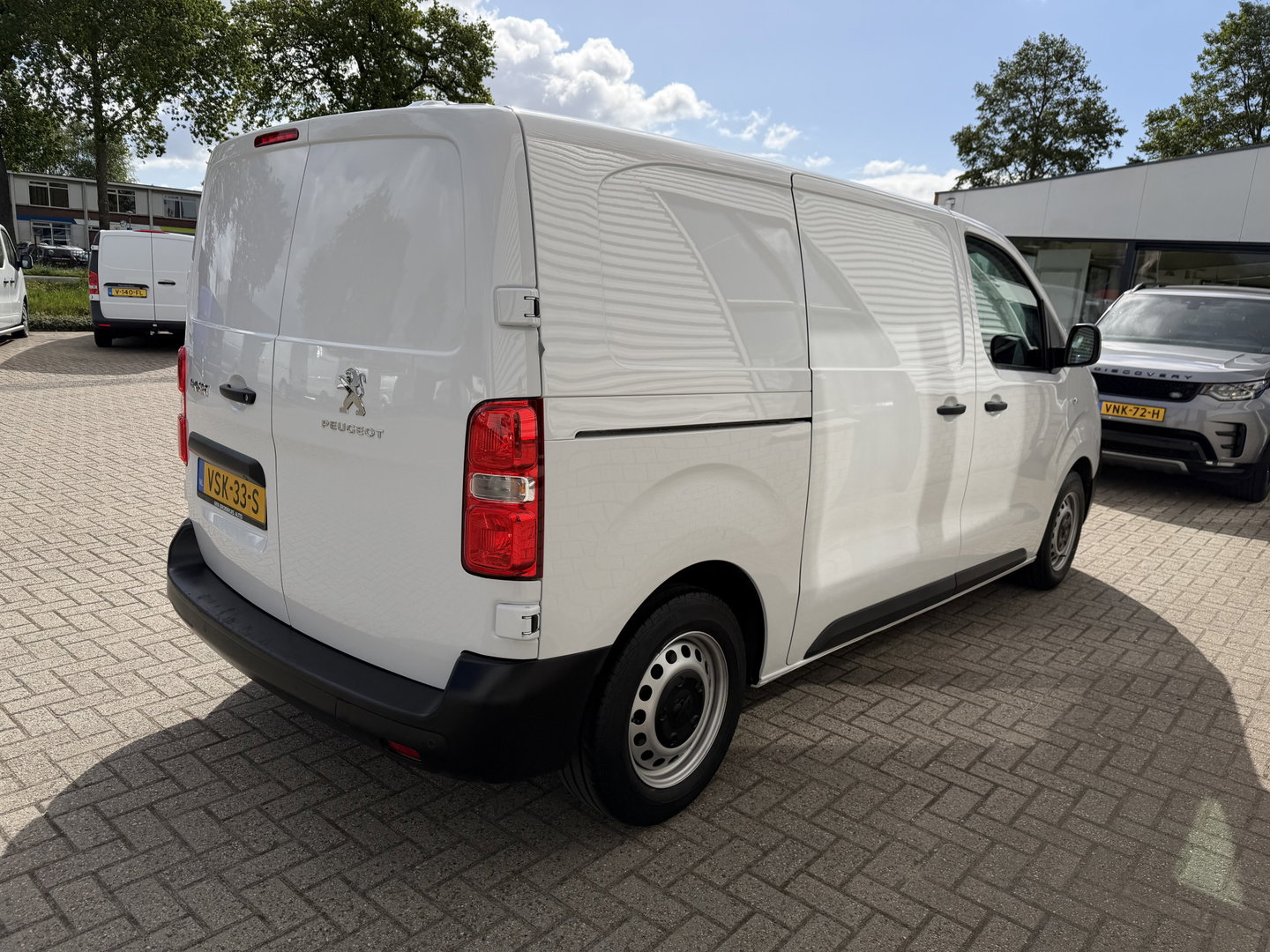 Peugeot Expert 1.5 BlueHDI L2H1 120pk Standard Premium / vaste prijs rijklaar € 11.950 ex btw / euro 6 / bpm vrij / lease vanaf € 201 / airco / cruise / navi / camera / pdc achter !
