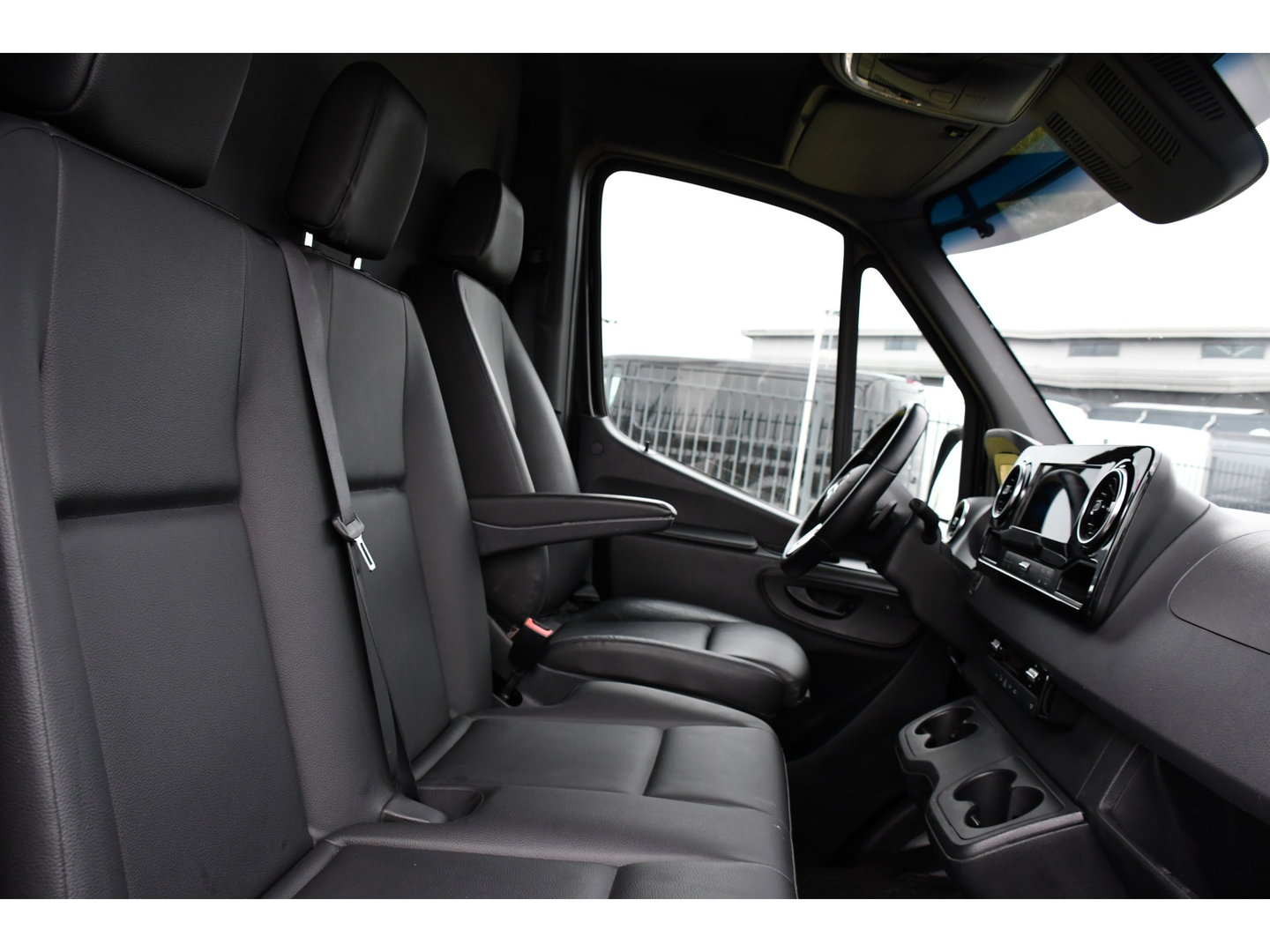 Mercedes-Benz Sprinter 319 3.0 CDI L2H1 AMG Edition Adaptieve Cruise, Camera, LED, Leder, 10,5" Mbux, NAVI, Carplay, Stoelverwarming, BOM VOL!