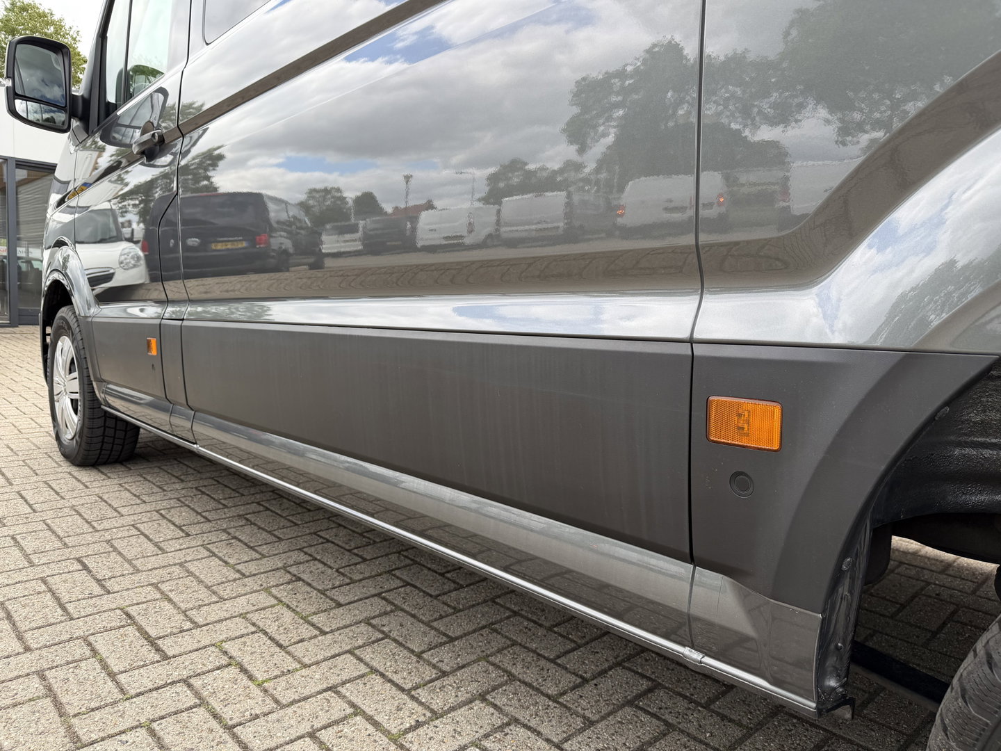 Volkswagen Crafter 35 2.0 TDI 177pk L3H3 ( L2H2 ) DC 6 persoons Comfortline / euro 6 / bpm vrij / vaste prijs rijklaar € 31.950 ex btw / lease vanaf € 521 / airco / cruise / grijs metallic !