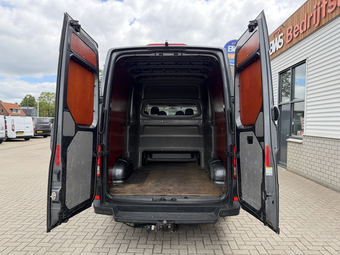 Volkswagen Crafter 35 2.0 TDI 177pk L3H3 ( L2H2 ) DC 6 persoons Comfortline / euro 6 / bpm vrij / vaste prijs rijklaar € 31.950 ex btw / lease vanaf € 521 / airco / cruise / grijs metallic !