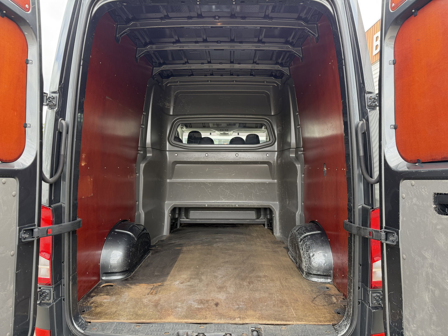 Volkswagen Crafter 35 2.0 TDI 177pk L3H3 ( L2H2 ) DC 6 persoons Comfortline / euro 6 / bpm vrij / vaste prijs rijklaar € 31.950 ex btw / lease vanaf € 521 / airco / cruise / grijs metallic !