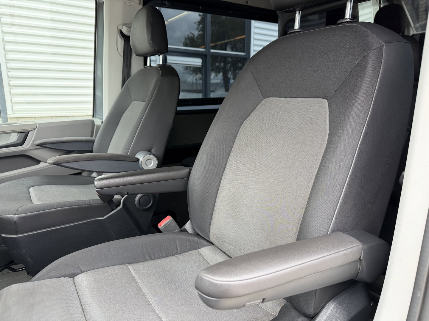 Volkswagen Crafter 35 2.0 TDI 177pk L3H3 ( L2H2 ) DC 6 persoons Comfortline / euro 6 / bpm vrij / vaste prijs rijklaar € 31.950 ex btw / lease vanaf € 521 / airco / cruise / grijs metallic !