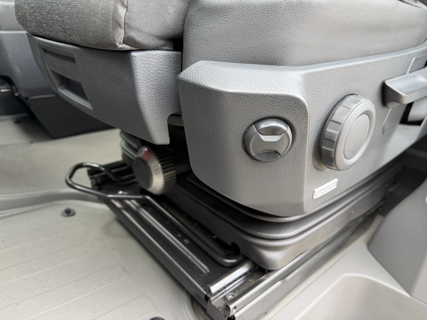 Volkswagen Crafter 35 2.0 TDI 177pk L3H3 ( L2H2 ) DC 6 persoons Comfortline / euro 6 / bpm vrij / vaste prijs rijklaar € 31.950 ex btw / lease vanaf € 521 / airco / cruise / grijs metallic !