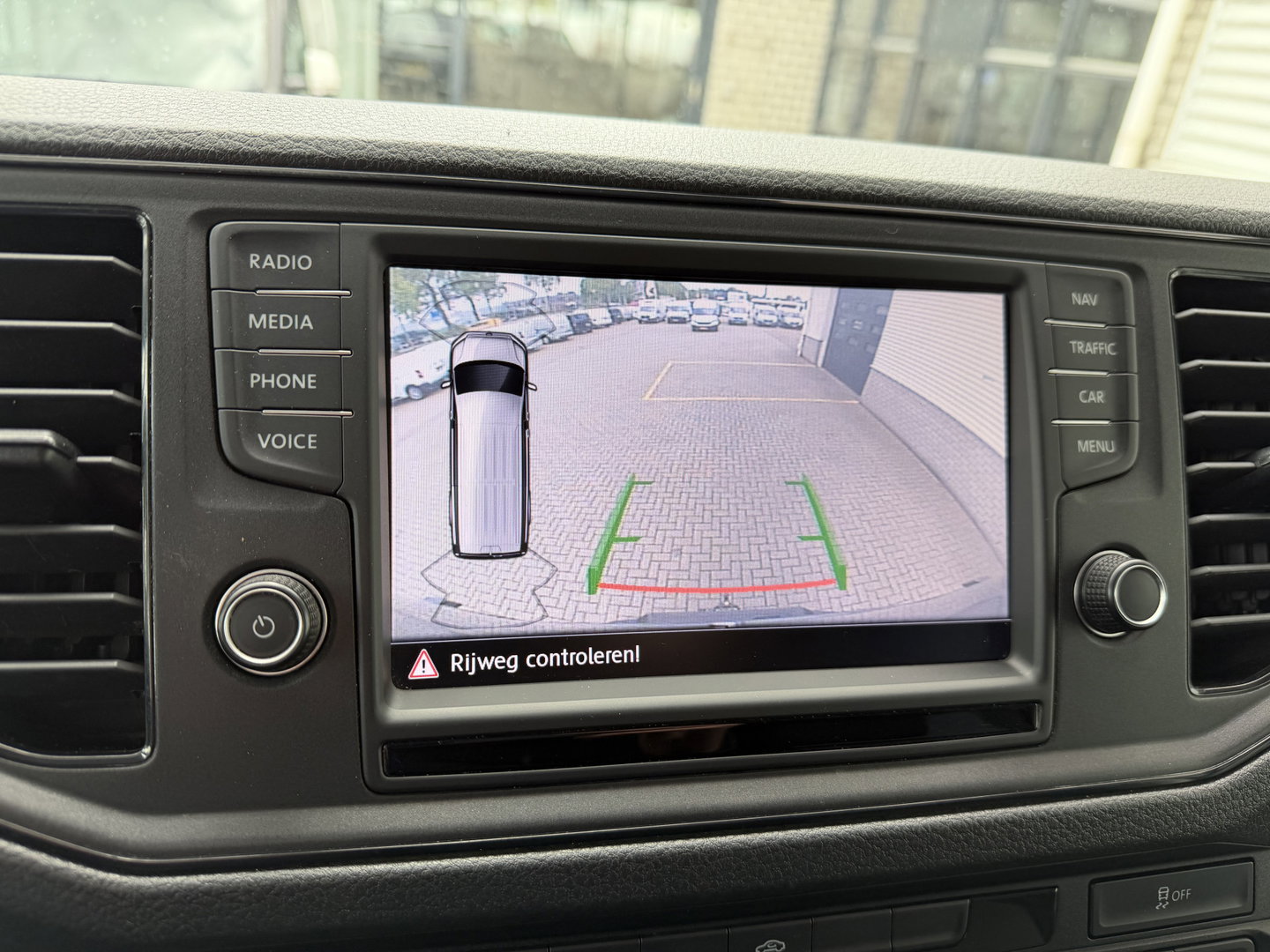 Volkswagen Crafter 35 2.0 TDI 177pk L3H3 ( L2H2 ) DC 6 persoons Comfortline / euro 6 / bpm vrij / vaste prijs rijklaar € 31.950 ex btw / lease vanaf € 521 / airco / cruise / grijs metallic !