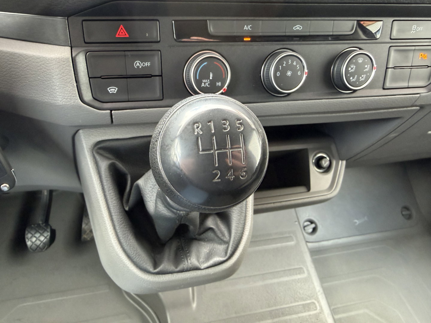 Volkswagen Crafter 35 2.0 TDI 177pk L3H3 ( L2H2 ) DC 6 persoons Comfortline / euro 6 / bpm vrij / vaste prijs rijklaar € 31.950 ex btw / lease vanaf € 521 / airco / cruise / grijs metallic !