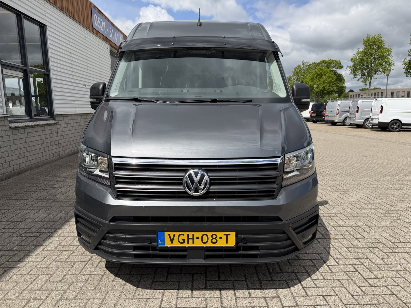 Volkswagen Crafter 35 2.0 TDI 177pk L3H3 ( L2H2 ) DC 6 persoons Comfortline / euro 6 / bpm vrij / vaste prijs rijklaar € 31.950 ex btw / lease vanaf € 521 / airco / cruise / grijs metallic !