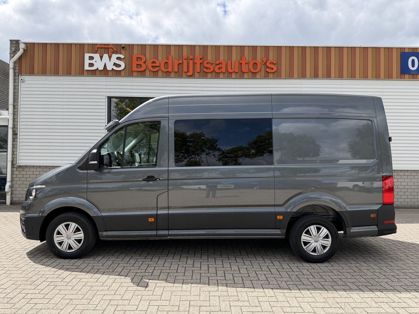 Volkswagen Crafter 35 2.0 TDI 177pk L3H3 ( L2H2 ) DC 6 persoons Comfortline / euro 6 / bpm vrij / vaste prijs rijklaar € 31.950 ex btw / lease vanaf € 521 / airco / cruise / grijs metallic !