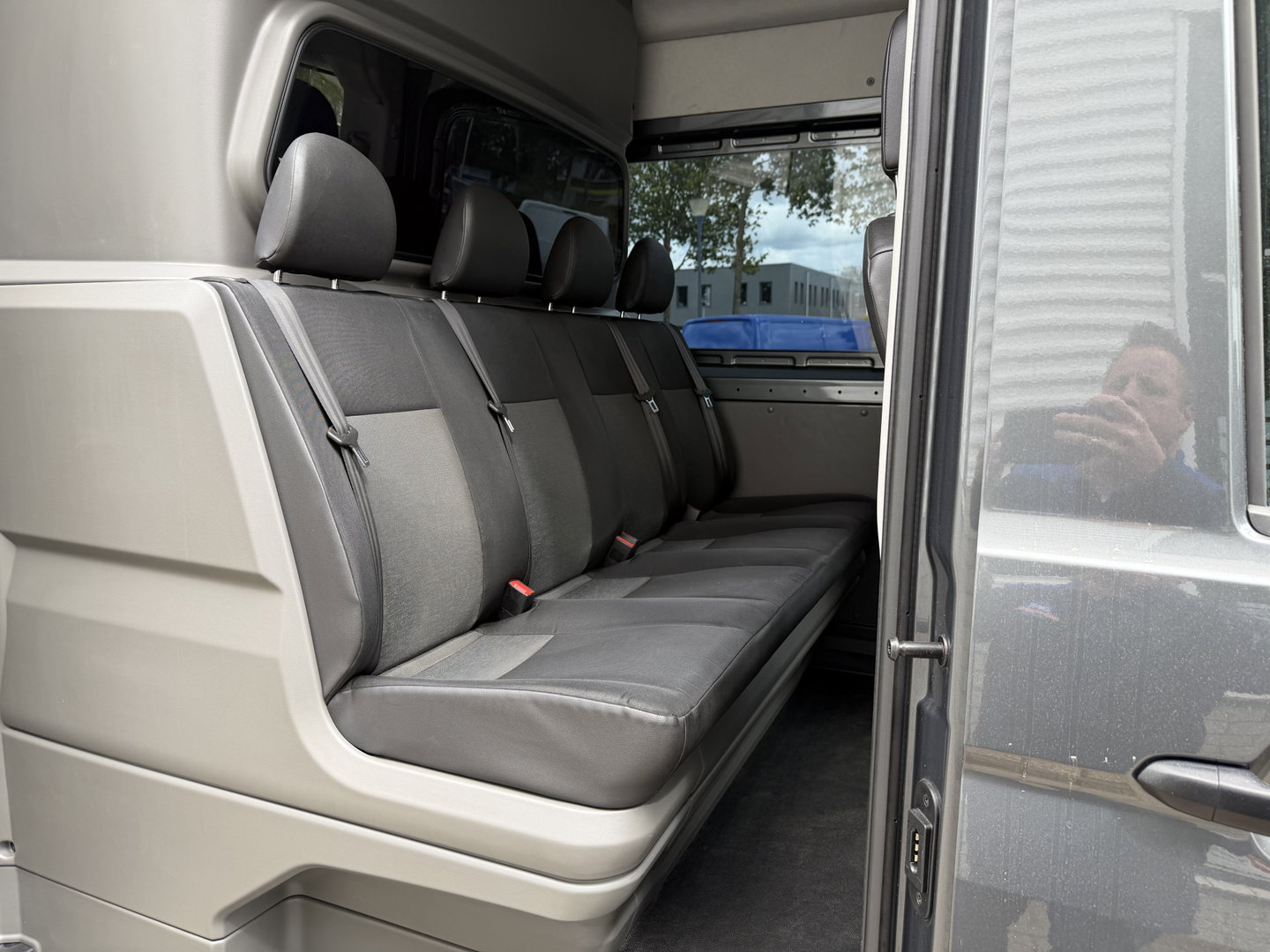 Volkswagen Crafter 35 2.0 TDI 177pk L3H3 ( L2H2 ) DC 6 persoons Comfortline / euro 6 / bpm vrij / vaste prijs rijklaar € 31.950 ex btw / lease vanaf € 521 / airco / cruise / grijs metallic !