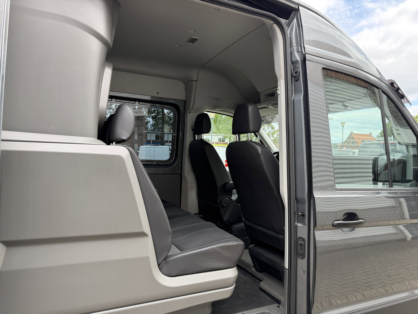 Volkswagen Crafter 35 2.0 TDI 177pk L3H3 ( L2H2 ) DC 6 persoons Comfortline / euro 6 / bpm vrij / vaste prijs rijklaar € 31.950 ex btw / lease vanaf € 521 / airco / cruise / grijs metallic !