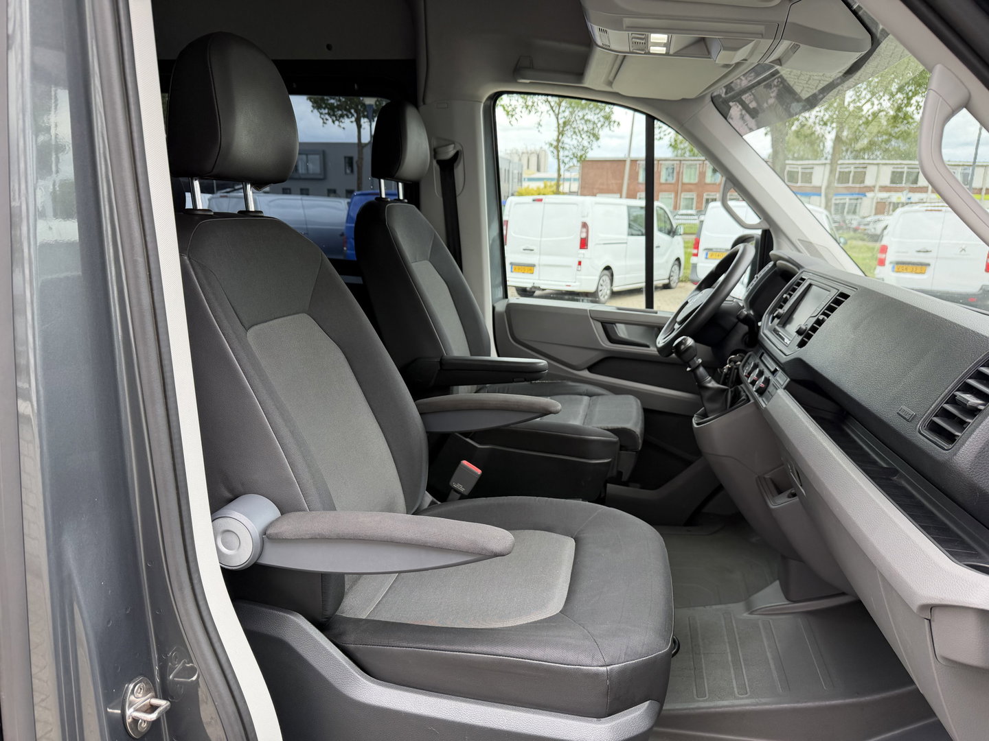 Volkswagen Crafter 35 2.0 TDI 177pk L3H3 ( L2H2 ) DC 6 persoons Comfortline / euro 6 / bpm vrij / vaste prijs rijklaar € 31.950 ex btw / lease vanaf € 521 / airco / cruise / grijs metallic !