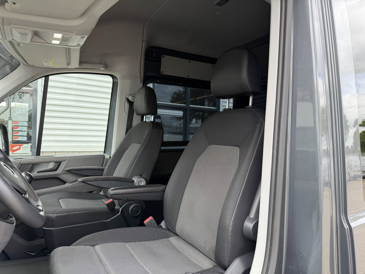 Volkswagen Crafter 35 2.0 TDI 177pk L3H3 ( L2H2 ) DC 6 persoons Comfortline / euro 6 / bpm vrij / vaste prijs rijklaar € 31.950 ex btw / lease vanaf € 521 / airco / cruise / grijs metallic !