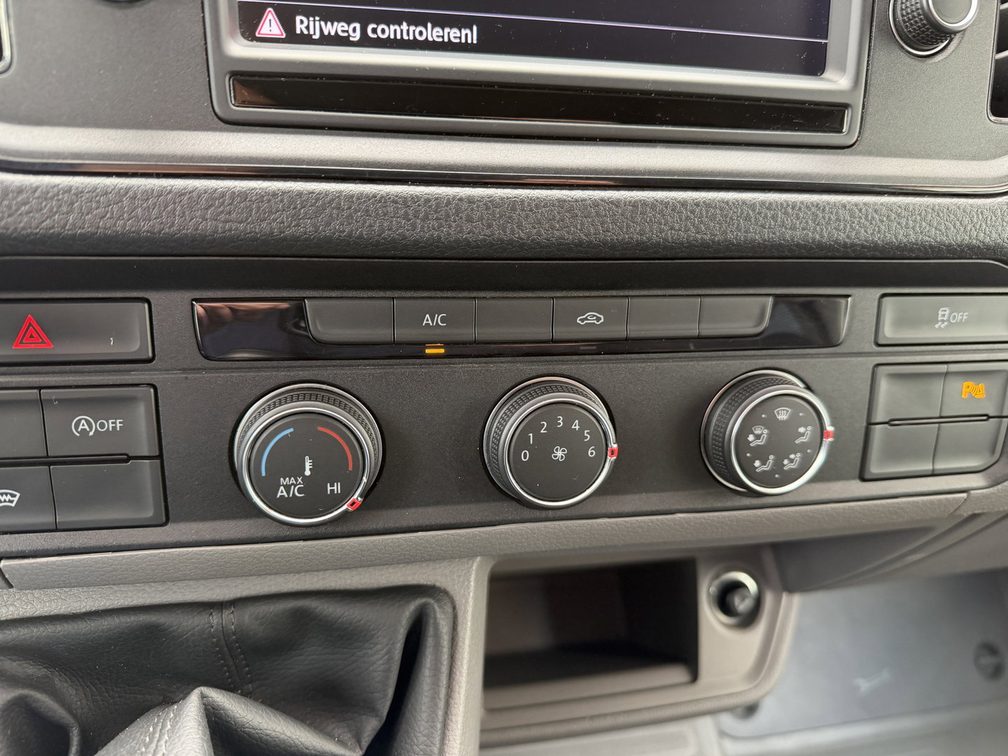 Volkswagen Crafter 35 2.0 TDI 177pk L3H3 ( L2H2 ) DC 6 persoons Comfortline / euro 6 / bpm vrij / vaste prijs rijklaar € 31.950 ex btw / lease vanaf € 521 / airco / cruise / grijs metallic !