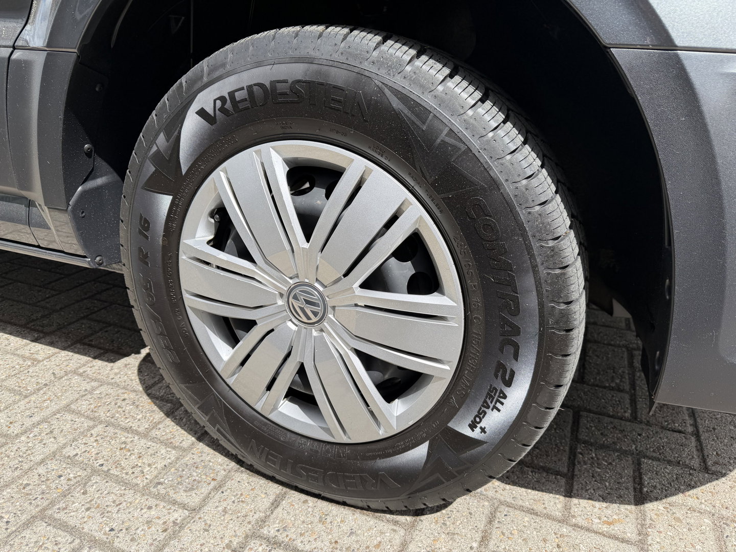 Volkswagen Crafter 35 2.0 TDI 177pk L3H3 ( L2H2 ) DC 6 persoons Comfortline / euro 6 / bpm vrij / vaste prijs rijklaar € 31.950 ex btw / lease vanaf € 521 / airco / cruise / grijs metallic !