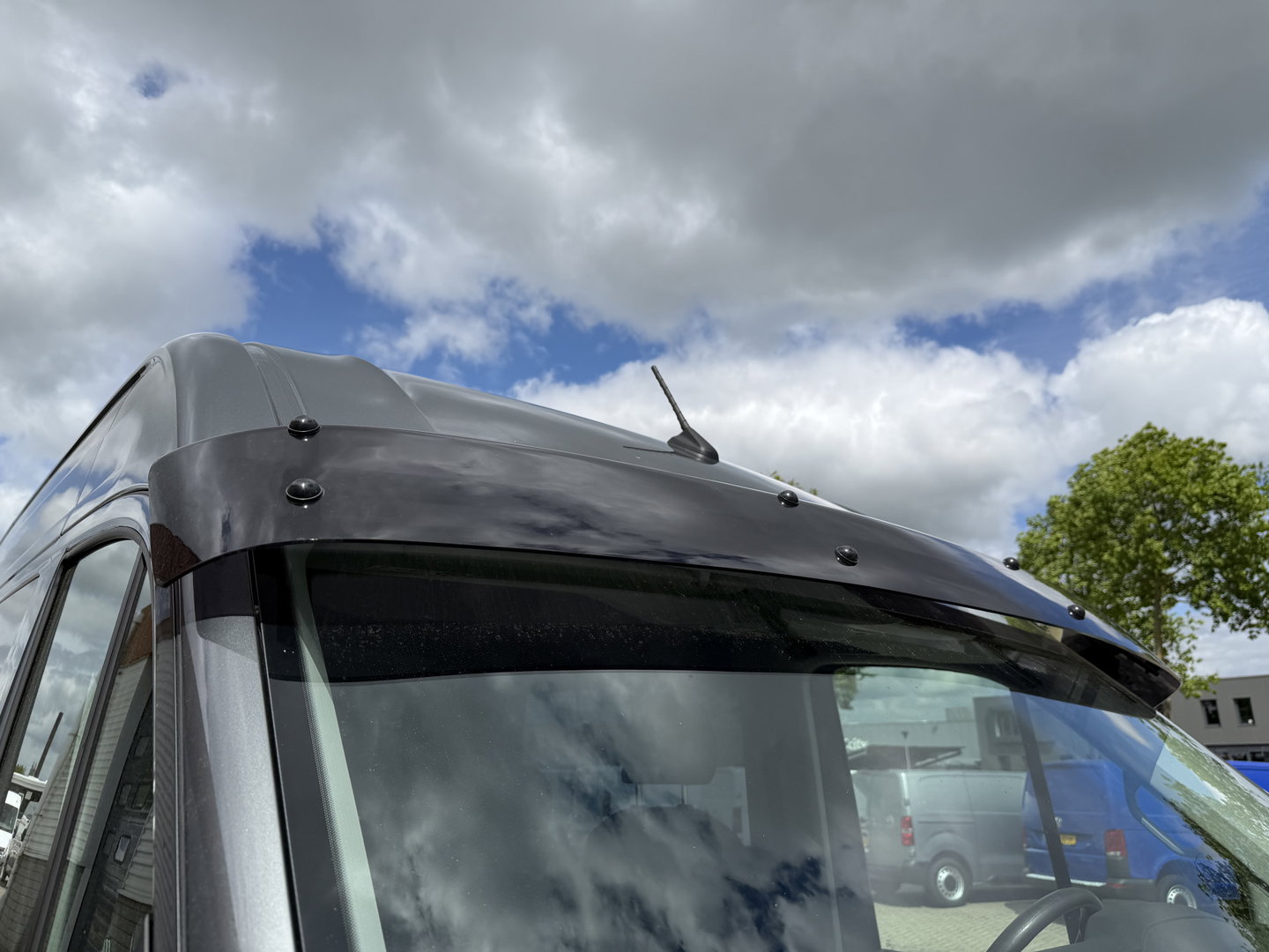 Volkswagen Crafter 35 2.0 TDI 177pk L3H3 ( L2H2 ) DC 6 persoons Comfortline / euro 6 / bpm vrij / vaste prijs rijklaar € 31.950 ex btw / lease vanaf € 521 / airco / cruise / grijs metallic !