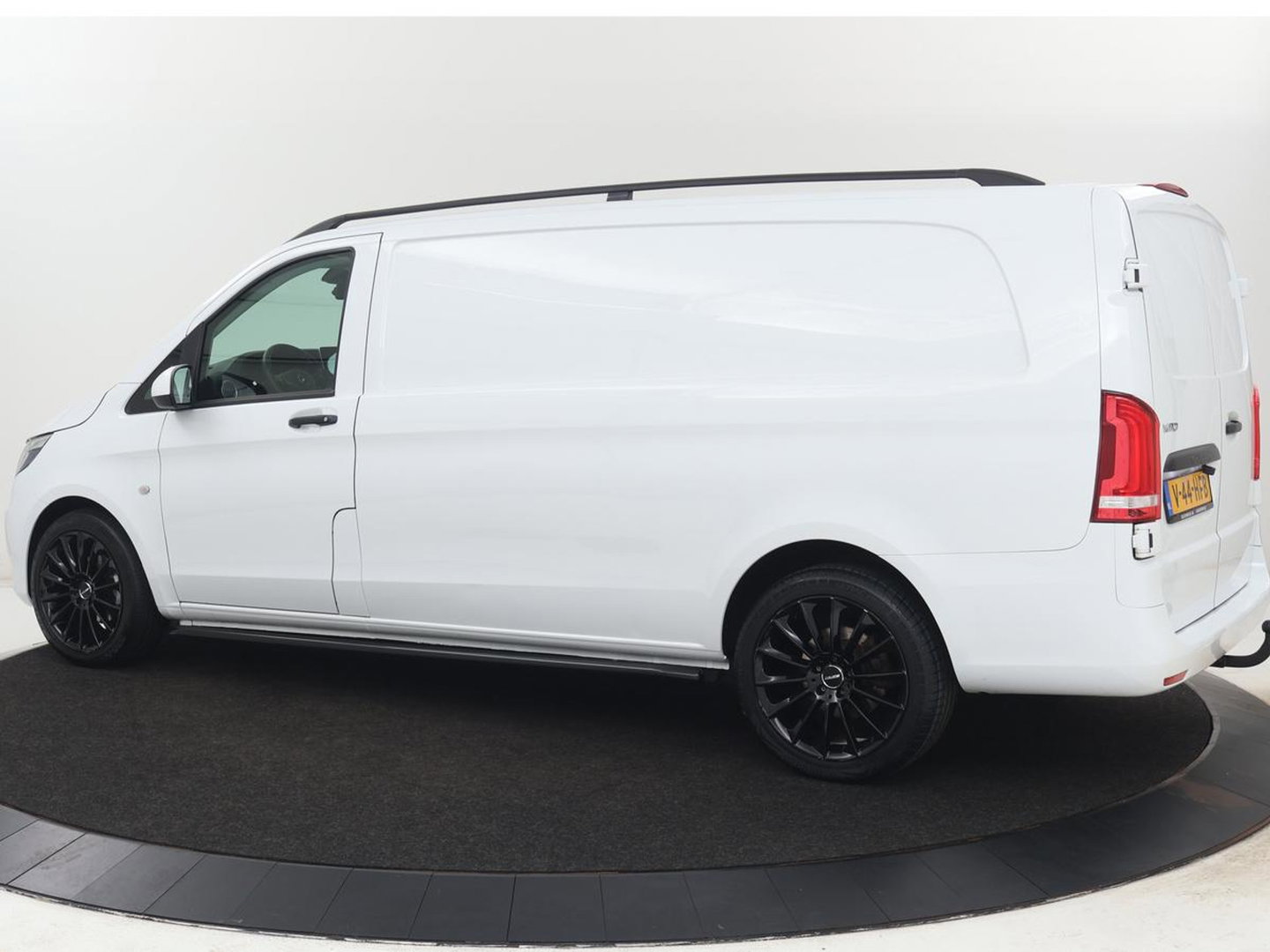 Mercedes-Benz Vito 114 CDI Extra Lang | Oprijplaat | Trekhaak | Camera | Stoelverwarming | 19'' | Cruise control | Bluetooth | Airco | 3-Persoons