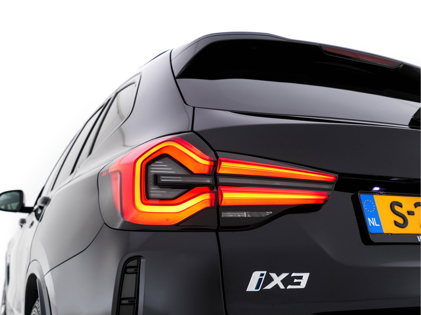 BMW iX3 High Executive 80 kWh Facelift [ 3-Fase-11kW) ] {SOH-100%} (INCL-BTW) Aut. *PANO | LEATHER | ADAPTIVE-CRUISE | FULL-LED | HARMAN/KARDON | TOPVIEW | MEMORY-PACK | BLINDSPOT | DIGI-COCKPIT | HEATED-COMFORTSEATS | DAB+ | NAVI-FULLMAP | HEAD-UP | 20''ALU