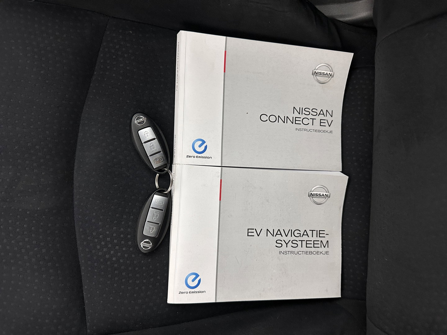 Nissan Leaf Acenta 24 kWh *NAVI-FULLMAP | MICROFIBRE | DAB | CAMERA | DIGI-COCKPIT | KEYLESS | CRUISE | DIGI-COCKPIT | HEATED-COMFORTSEATS | PRIVACYGLASS | 16"ALU*