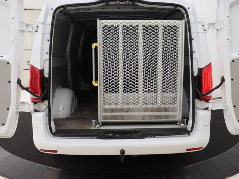 Mercedes-Benz Vito 114 CDI Extra Lang | Oprijplaat | Trekhaak | Camera | Stoelverwarming | 19'' | Cruise control | Bluetooth | Airco | 3-Persoons
