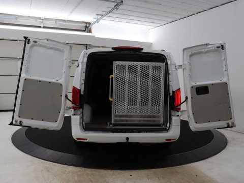 Mercedes-Benz Vito 114 CDI Extra Lang | Oprijplaat | Trekhaak | Camera | Stoelverwarming | 19'' | Cruise control | Bluetooth | Airco | 3-Persoons