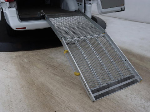 Mercedes-Benz Vito 114 CDI Extra Lang | Oprijplaat | Trekhaak | Camera | Stoelverwarming | 19'' | Cruise control | Bluetooth | Airco | 3-Persoons