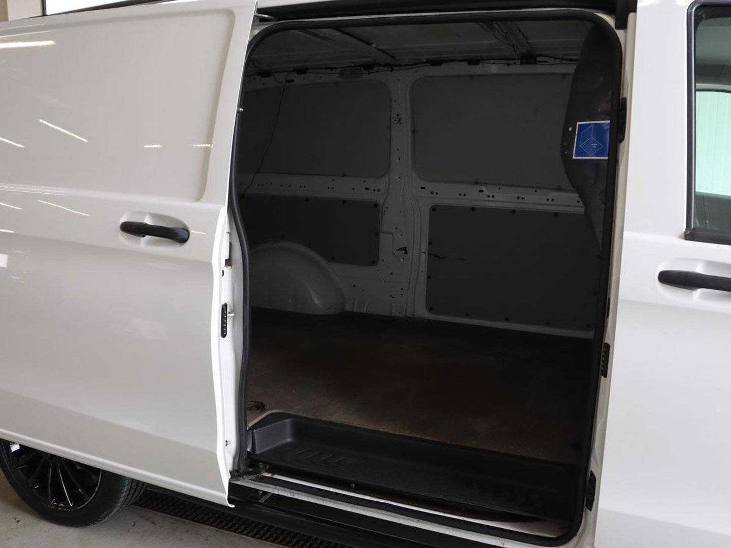 Mercedes-Benz Vito 114 CDI Extra Lang | Oprijplaat | Trekhaak | Camera | Stoelverwarming | 19'' | Cruise control | Bluetooth | Airco | 3-Persoons