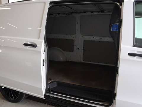 Mercedes-Benz Vito 114 CDI Extra Lang | Oprijplaat | Trekhaak | Camera | Stoelverwarming | 19'' | Cruise control | Bluetooth | Airco | 3-Persoons