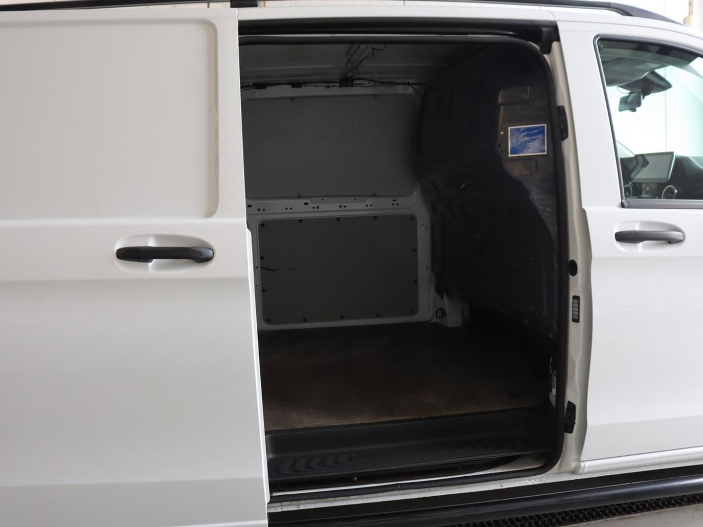 Mercedes-Benz Vito 114 CDI Extra Lang | Oprijplaat | Trekhaak | Camera | Stoelverwarming | 19'' | Cruise control | Bluetooth | Airco | 3-Persoons