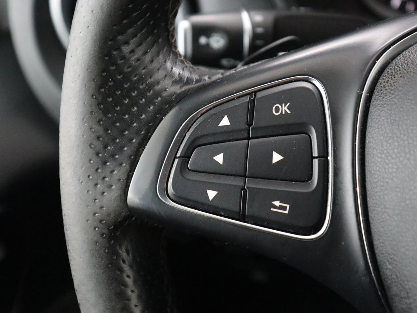 Mercedes-Benz Vito 114 CDI Extra Lang | Oprijplaat | Trekhaak | Camera | Stoelverwarming | 19'' | Cruise control | Bluetooth | Airco | 3-Persoons