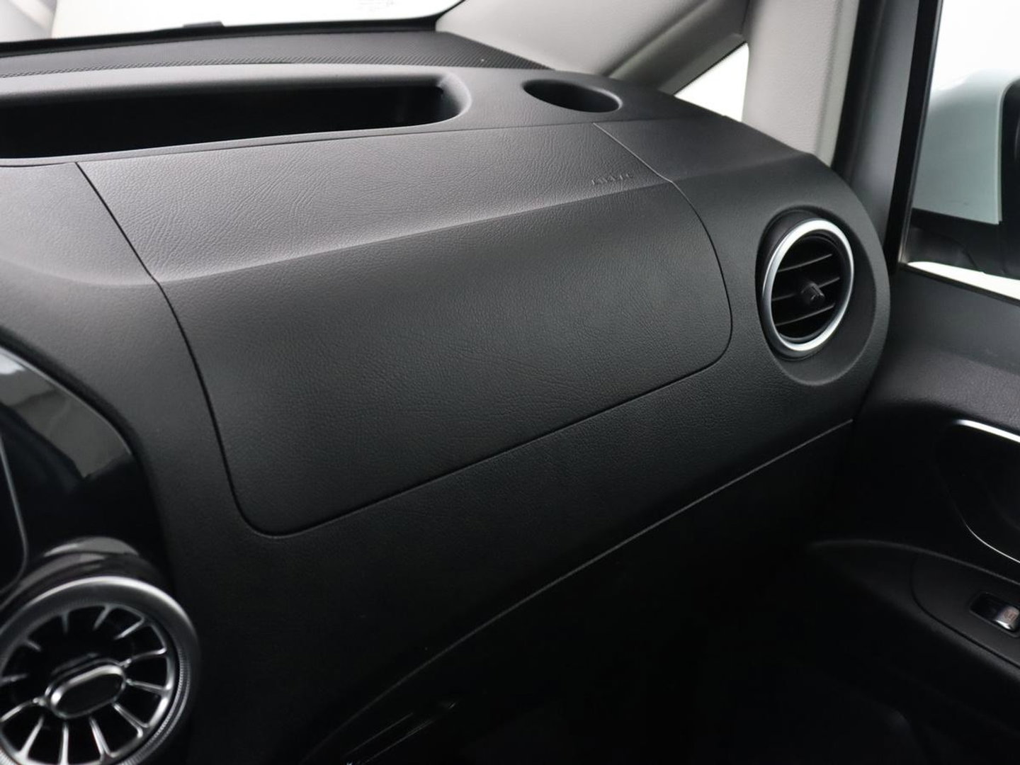 Mercedes-Benz Vito 114 CDI Extra Lang | Oprijplaat | Trekhaak | Camera | Stoelverwarming | 19'' | Cruise control | Bluetooth | Airco | 3-Persoons