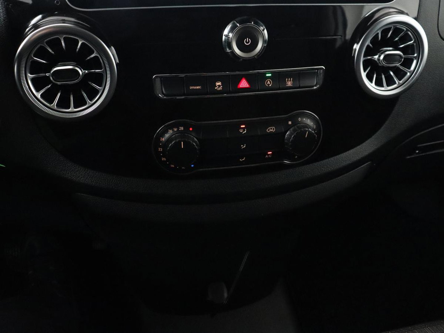 Mercedes-Benz Vito 114 CDI Extra Lang | Oprijplaat | Trekhaak | Camera | Stoelverwarming | 19'' | Cruise control | Bluetooth | Airco | 3-Persoons