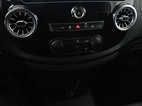 Mercedes-Benz Vito 114 CDI Extra Lang | Oprijplaat | Trekhaak | Camera | Stoelverwarming | 19'' | Cruise control | Bluetooth | Airco | 3-Persoons