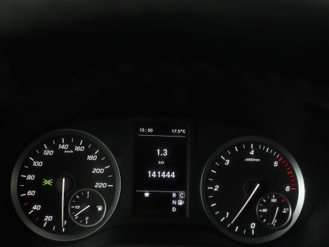 Mercedes-Benz Vito 114 CDI Extra Lang | Oprijplaat | Trekhaak | Camera | Stoelverwarming | 19'' | Cruise control | Bluetooth | Airco | 3-Persoons