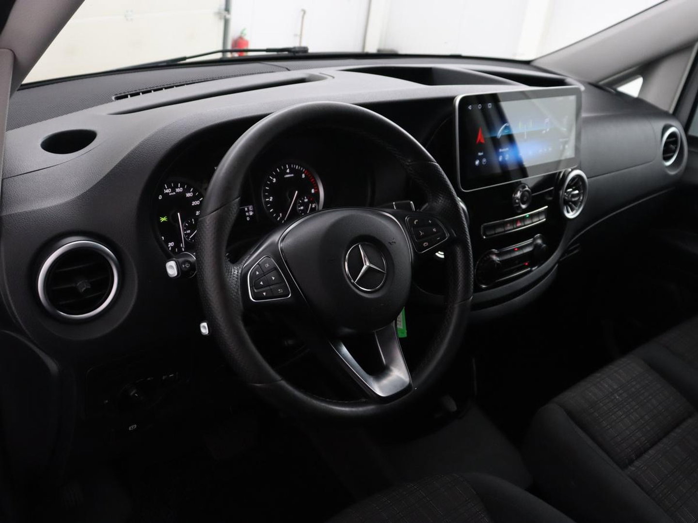 Mercedes-Benz Vito 114 CDI Extra Lang | Oprijplaat | Trekhaak | Camera | Stoelverwarming | 19'' | Cruise control | Bluetooth | Airco | 3-Persoons