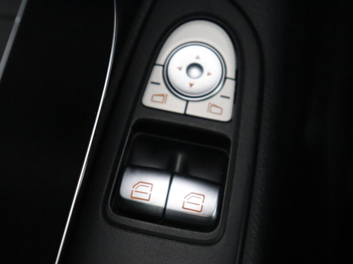 Mercedes-Benz Vito 114 CDI Extra Lang | Oprijplaat | Trekhaak | Camera | Stoelverwarming | 19'' | Cruise control | Bluetooth | Airco | 3-Persoons