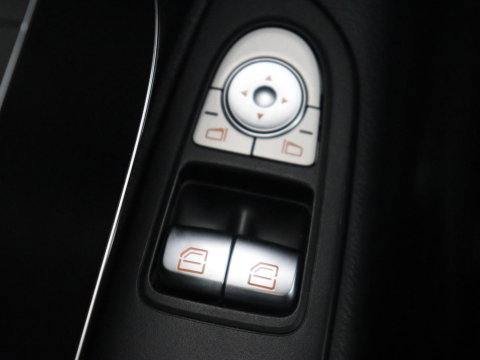 Mercedes-Benz Vito 114 CDI Extra Lang | Oprijplaat | Trekhaak | Camera | Stoelverwarming | 19'' | Cruise control | Bluetooth | Airco | 3-Persoons