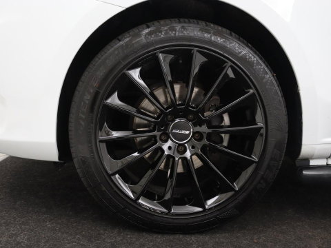 Mercedes-Benz Vito 114 CDI Extra Lang | Oprijplaat | Trekhaak | Camera | Stoelverwarming | 19'' | Cruise control | Bluetooth | Airco | 3-Persoons