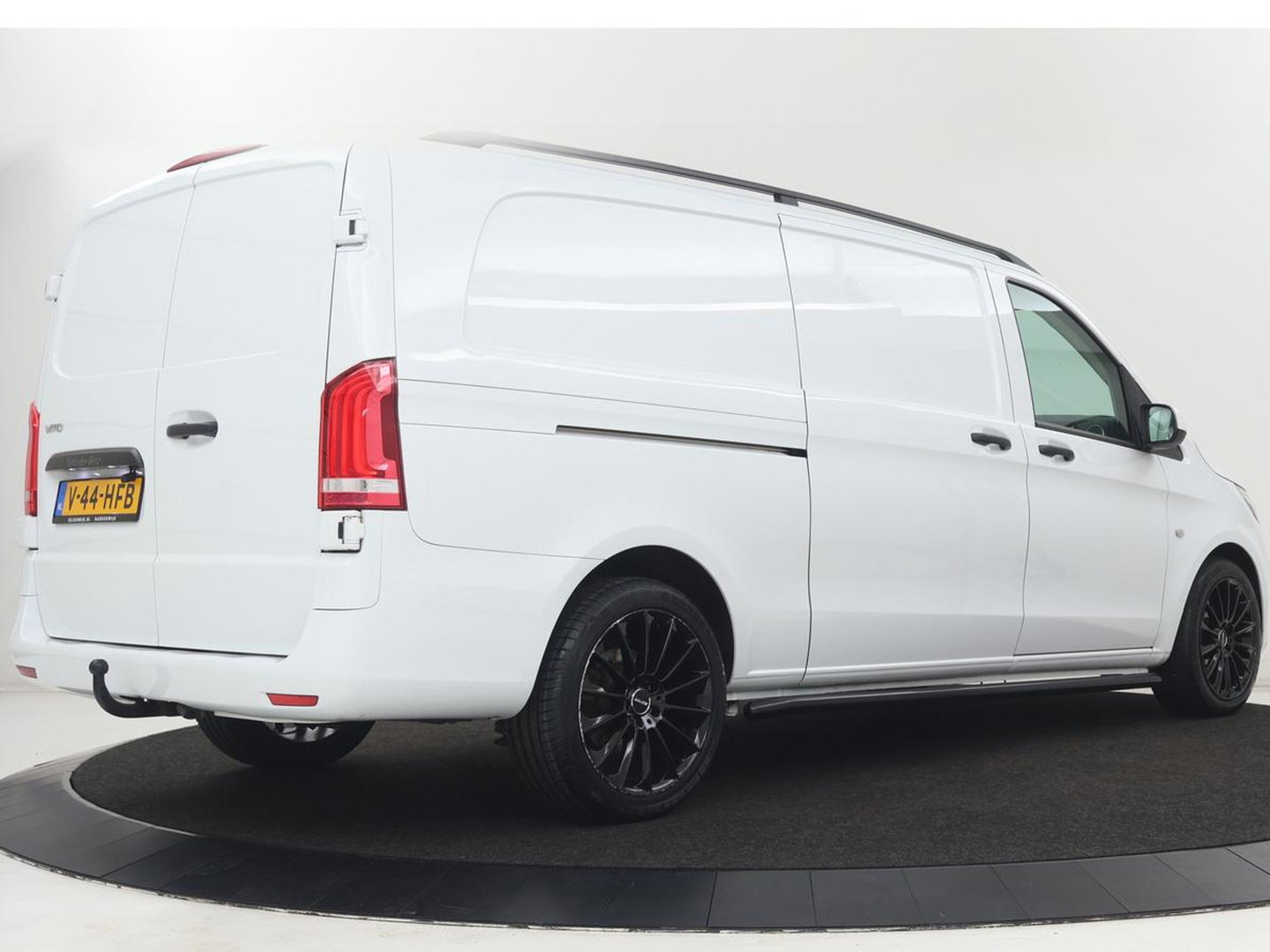 Mercedes-Benz Vito 114 CDI Extra Lang | Oprijplaat | Trekhaak | Camera | Stoelverwarming | 19'' | Cruise control | Bluetooth | Airco | 3-Persoons