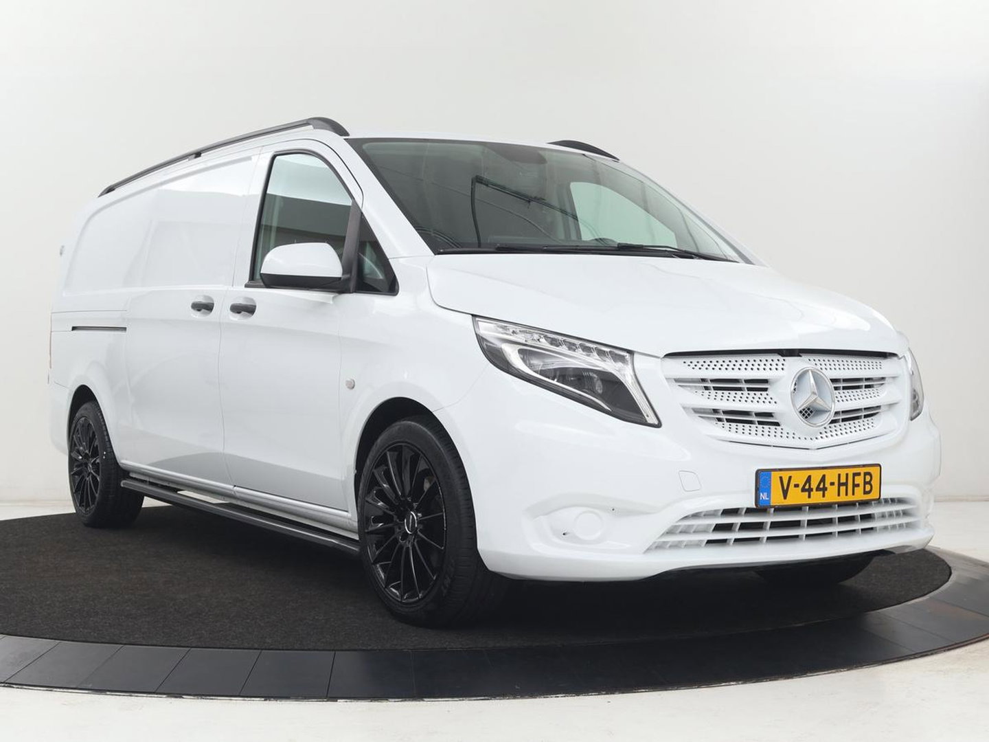 Mercedes-Benz Vito 114 CDI Extra Lang | Oprijplaat | Trekhaak | Camera | Stoelverwarming | 19'' | Cruise control | Bluetooth | Airco | 3-Persoons