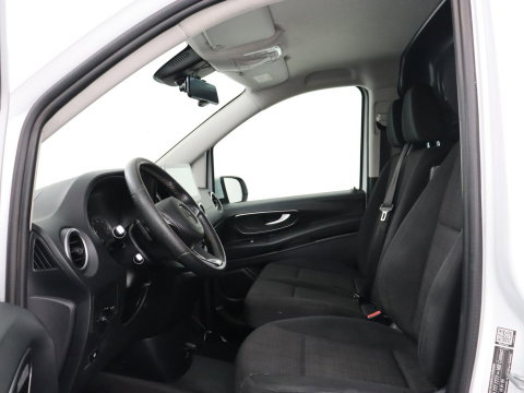 Mercedes-Benz Vito 114 CDI Extra Lang | Oprijplaat | Trekhaak | Camera | Stoelverwarming | 19'' | Cruise control | Bluetooth | Airco | 3-Persoons