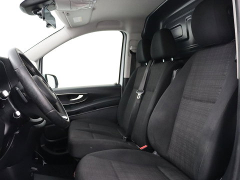 Mercedes-Benz Vito 114 CDI Extra Lang | Oprijplaat | Trekhaak | Camera | Stoelverwarming | 19'' | Cruise control | Bluetooth | Airco | 3-Persoons