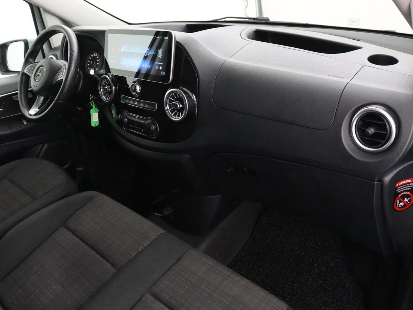 Mercedes-Benz Vito 114 CDI Extra Lang | Oprijplaat | Trekhaak | Camera | Stoelverwarming | 19'' | Cruise control | Bluetooth | Airco | 3-Persoons