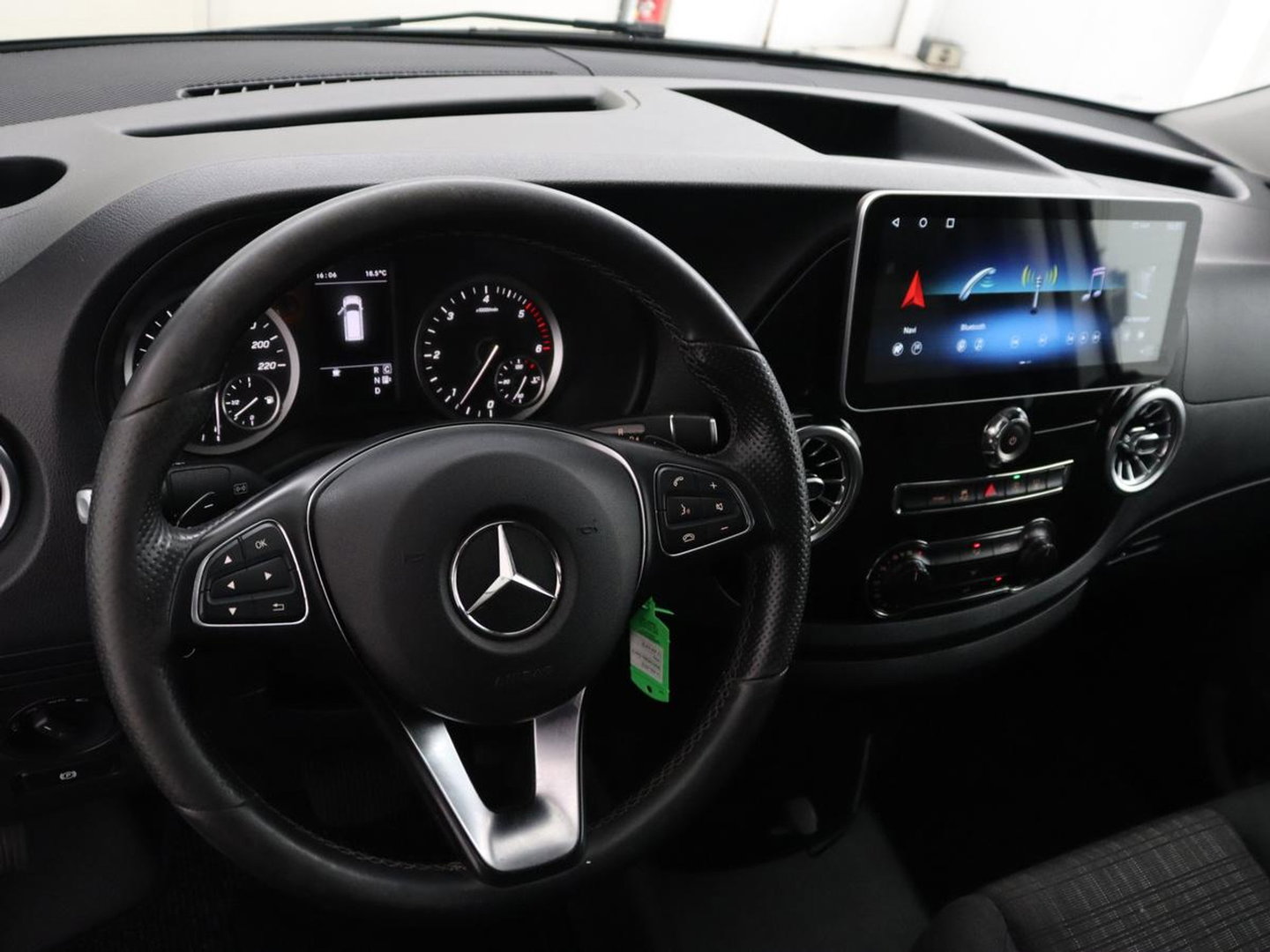 Mercedes-Benz Vito 114 CDI Extra Lang | Oprijplaat | Trekhaak | Camera | Stoelverwarming | 19'' | Cruise control | Bluetooth | Airco | 3-Persoons
