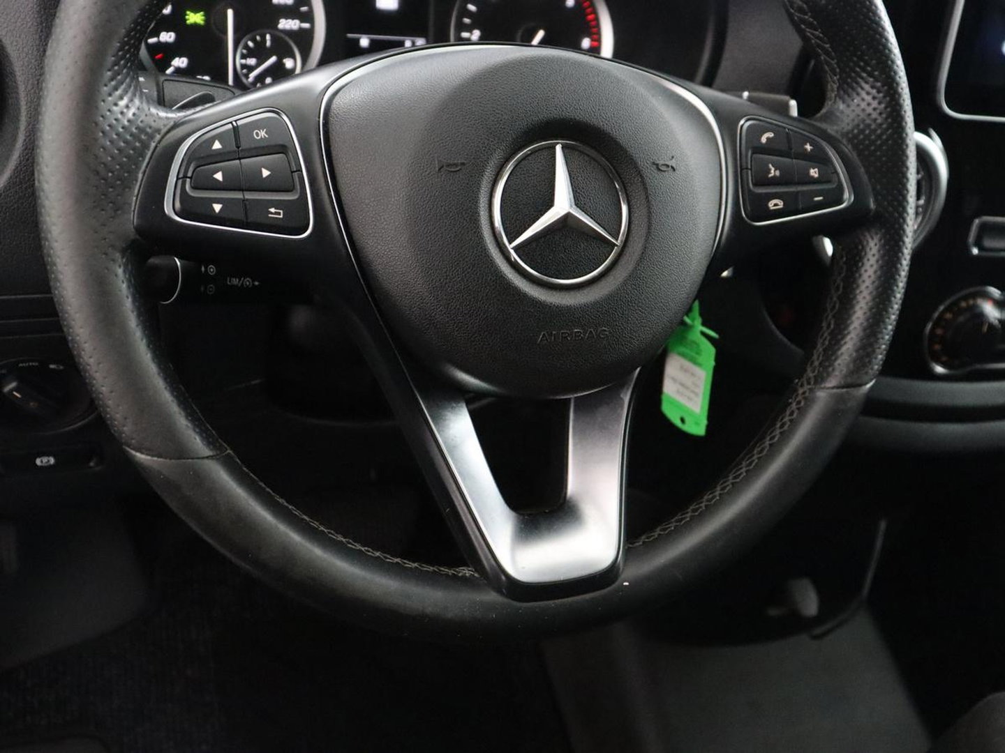 Mercedes-Benz Vito 114 CDI Extra Lang | Oprijplaat | Trekhaak | Camera | Stoelverwarming | 19'' | Cruise control | Bluetooth | Airco | 3-Persoons