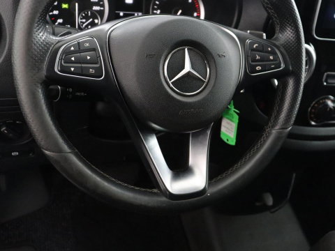 Mercedes-Benz Vito 114 CDI Extra Lang | Oprijplaat | Trekhaak | Camera | Stoelverwarming | 19'' | Cruise control | Bluetooth | Airco | 3-Persoons