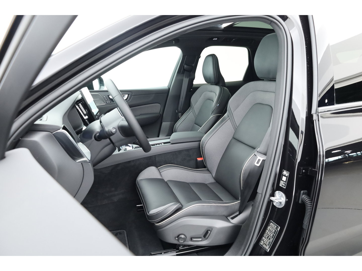 Volvo XC60 T6 Plug-in hybrid Plus Black Edition Pano | H&K | Mem. Seats | 360Cam | Blis | Pilot Assist | 21'' |
